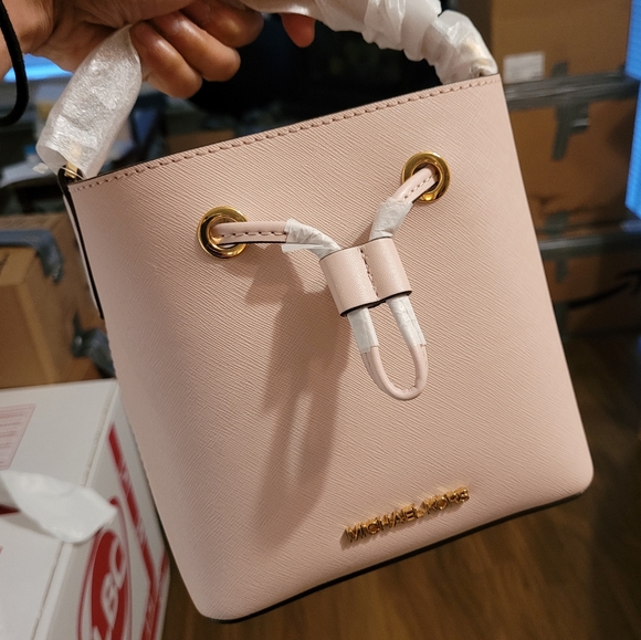 BNWT Michael Kors Bucket Bag - Picture 1 of 6